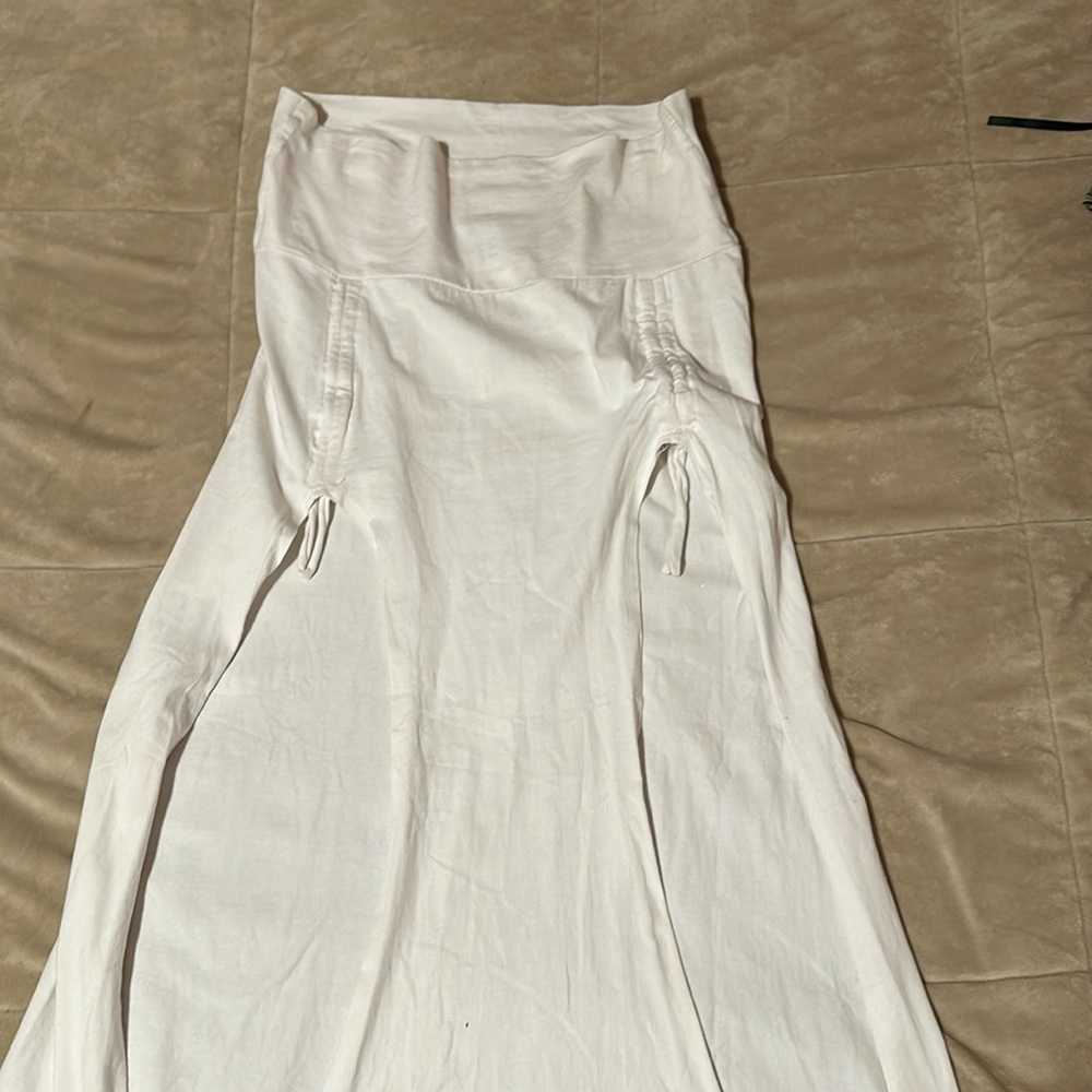 White slit skirt